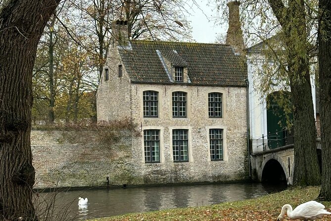 2-Hour Historical Walking Tour in Bruges with Praline Included - What the guides add to the walk