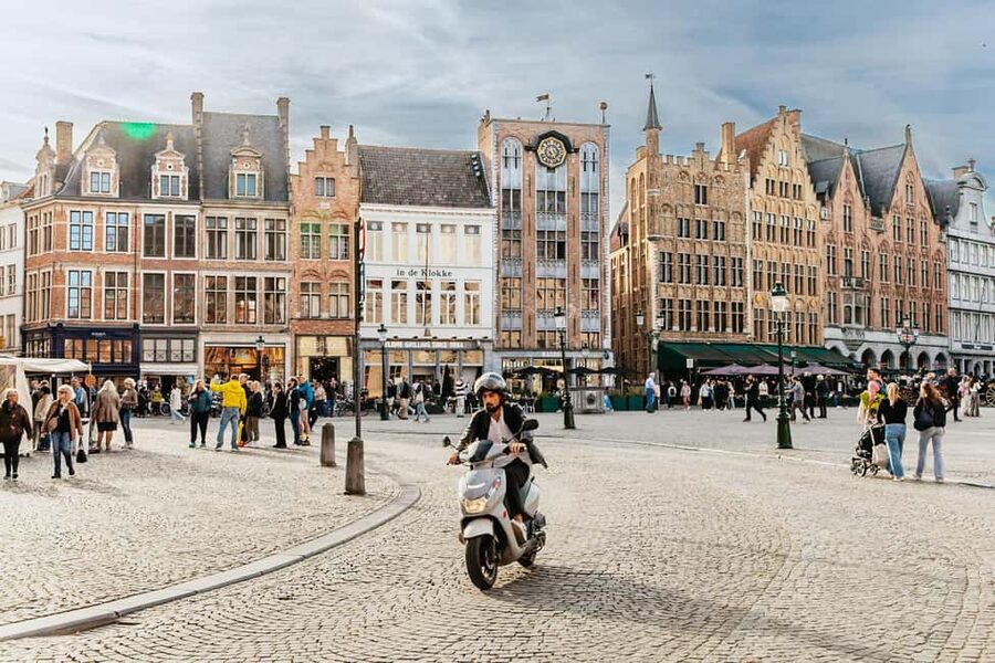 Amsterdam: Brussels & Bruges w/ Optional Chocolate Tasting - Brussels begins with big buildings and small comic heroes
