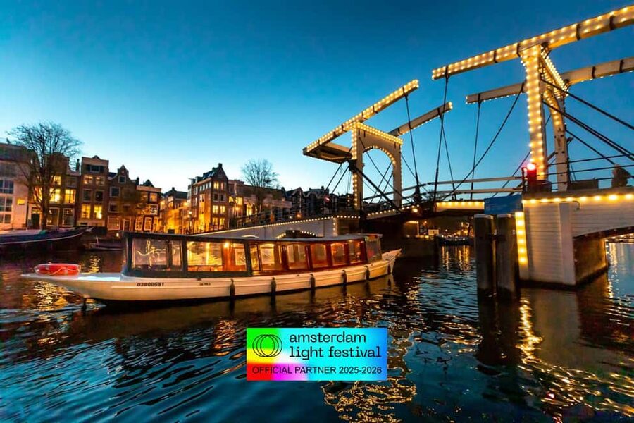 Amsterdam: Light Festival Cruise + Stroopwafel & Hot Choco - NEMO and the eastern canal approach