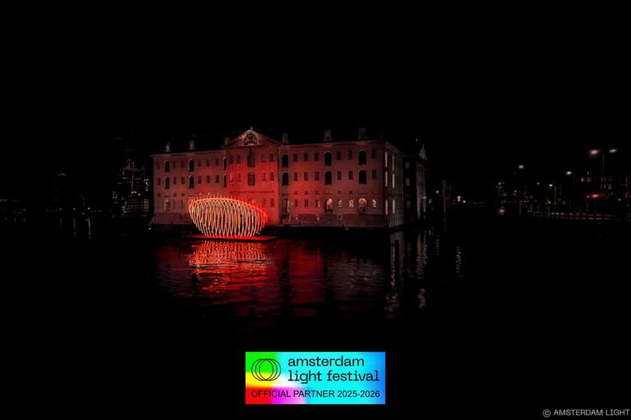 Amsterdam: Light Festival Cruise + Stroopwafel & Hot Choco - Drinks, stroopwafels, and the snack question