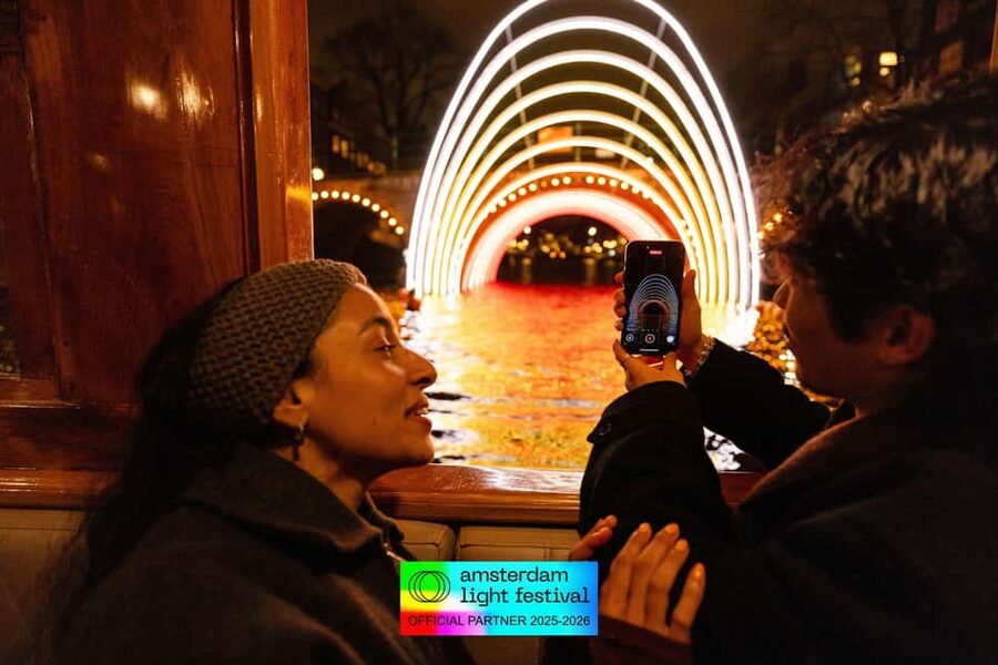Amsterdam: Light Festival Cruise + Stroopwafel & Hot Choco - Boarding at Prins Hendrikkade or Zwanenburgwal