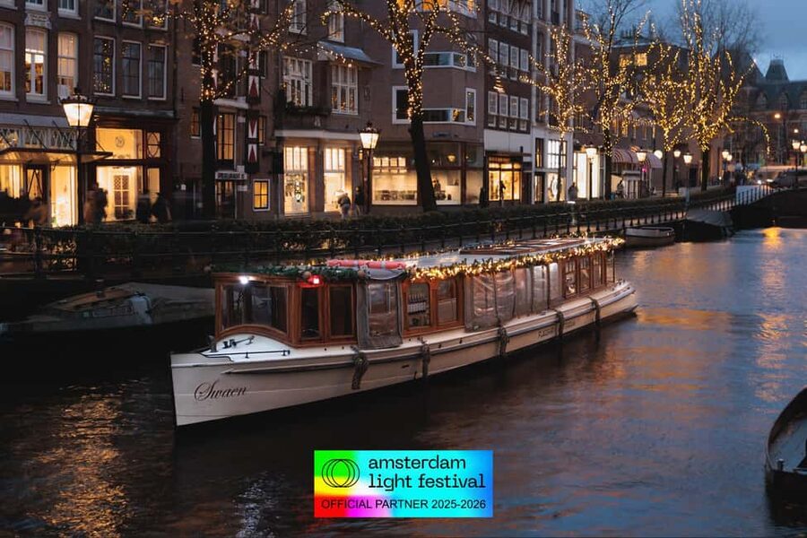 Amsterdam: Light Festival Heated Cruise + Hot Choco + Snack - Amsterdam Centraal and NEMO Science Museum