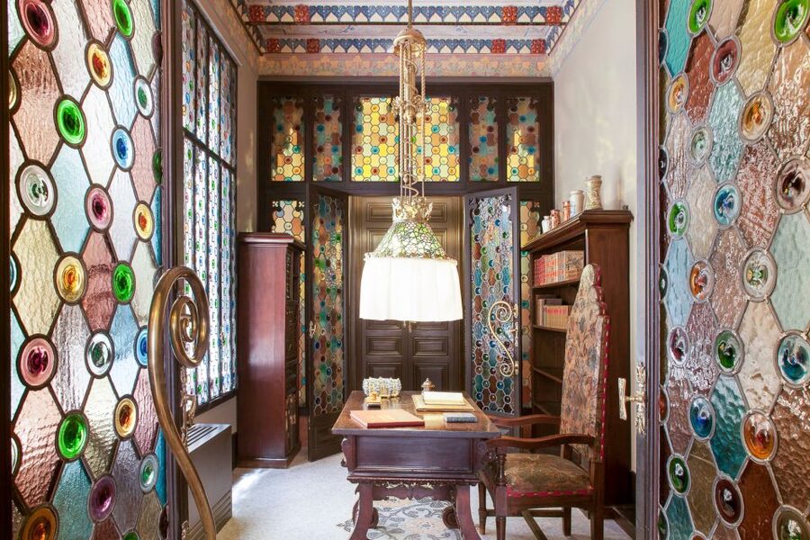 Barcelona: Casa Amatller Guided Visit with Chocolate Gift - Meeting your guide on Passeig de Gràcia