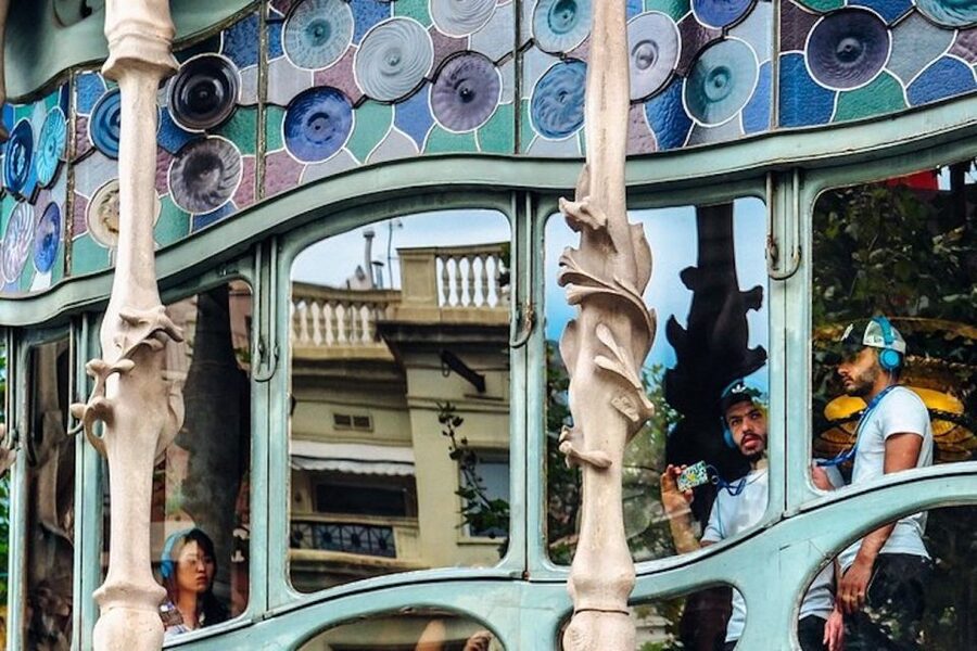 Barcelona: Casa Batlló, La Pedrera, & Chocolate Tasting Tour - A short walk and a useful change of pace