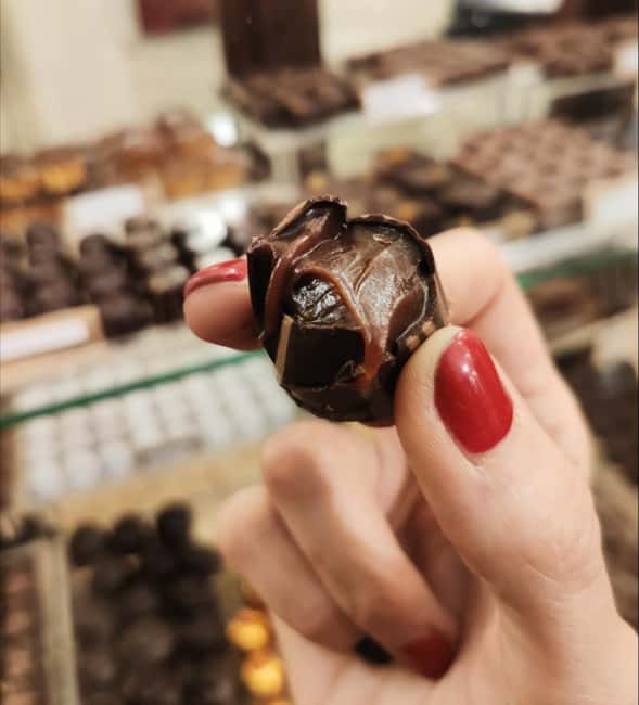 Barcelona: Delicious Chocolate walking tour - The oldest chocolate house and its historic grinder