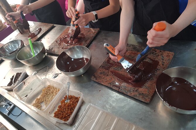 Become a Chocolate Master! Chocolate Bar Workshop in Paris - Decorating your own bars