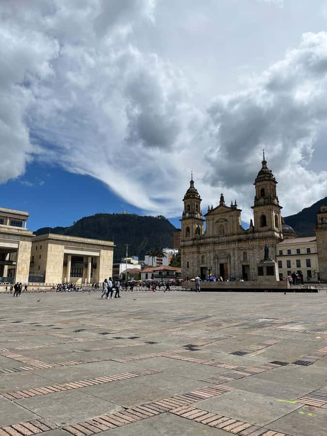 Bogotá: Candelaria Tour with Cacao and Coffee Workshop - Walking through La Candelaria’s old streets