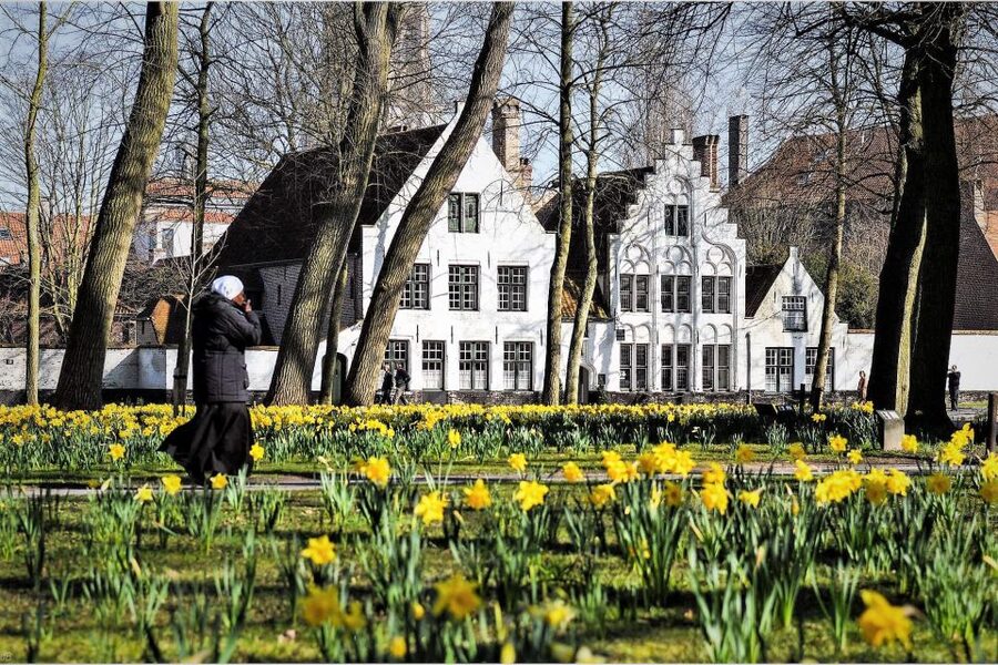 Bruges Beer and Chocolate Walking Tour - Walking past the major sights