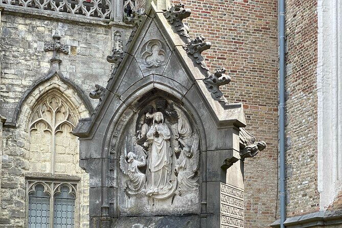 Bruges by a Local: Exciting Stories, Mysteries, People and Choco - Rozenhoedkaai, the famous view, and a beer-wall bonus