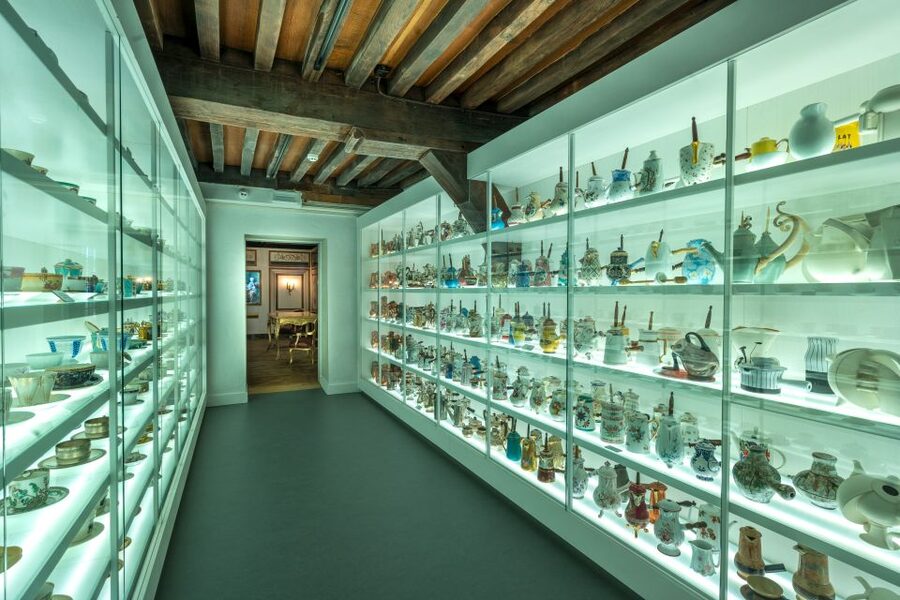 Bruges: Choco-Story Museum with Audio Guide and Tastings - The chocolate-making demonstration