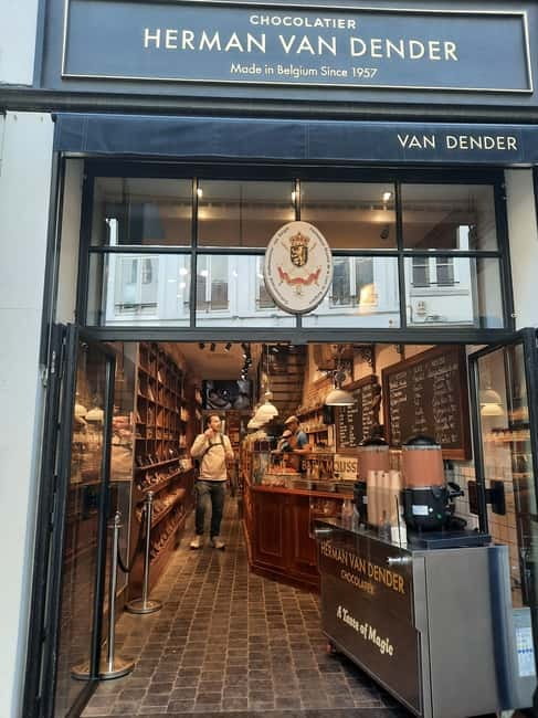Brussels: 2.5-hour private tour to discover Belgian chocolate - Four to five chocolatiers, with room for contrast