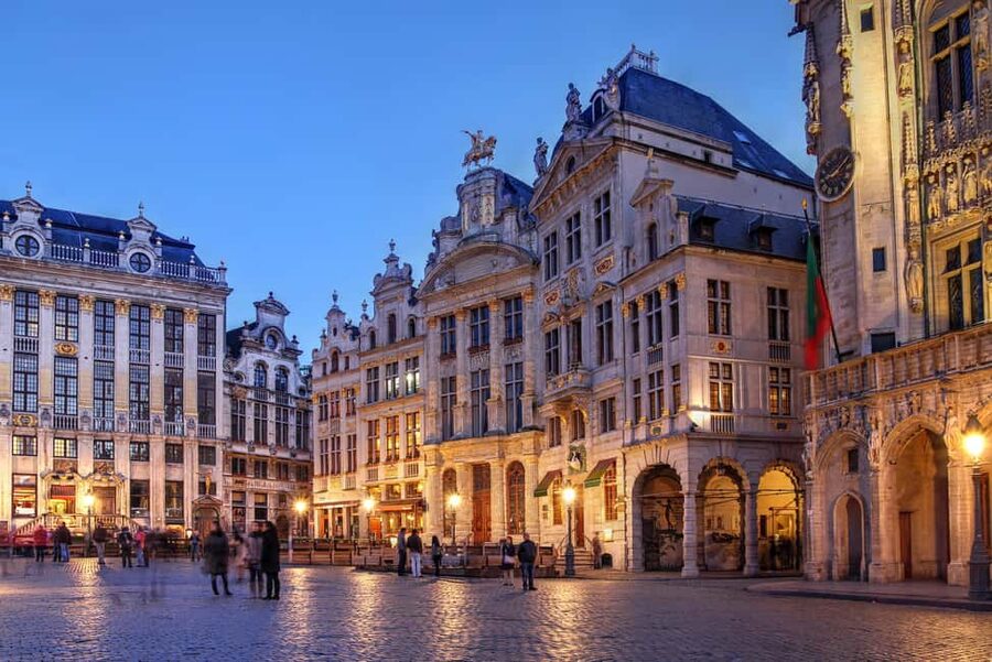 Brussels Beer, Chocolate and Waffle Tour - Walking past Brussels’ central sights