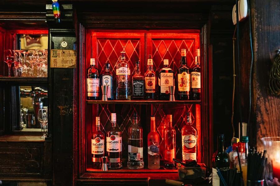 Brussels: Beer Tour with 6 Beers and 3 Chocolate Tastings - The bars are the real reason to book