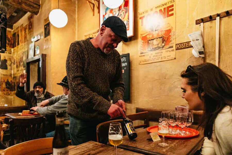 Brussels: Beer Tour with 6 Beers and 3 Chocolate Tastings - Six Belgian beers, from sour Lambics to Trappist classics