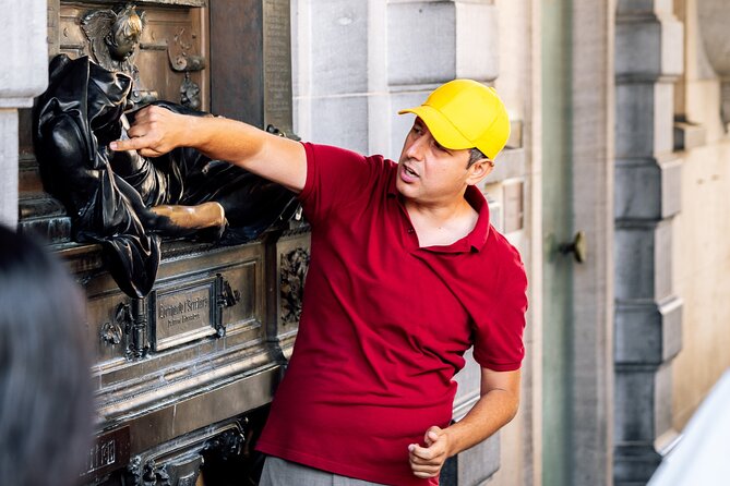 Brussels: Historical Walking Tour with Chocolate & Waffle Tasting - Parc de Bruxelles and Belgian humor