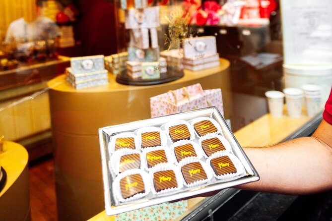 Brussels: Historical Walking Tour with Chocolate & Waffle Tasting - Manneken Pis and a waffle break