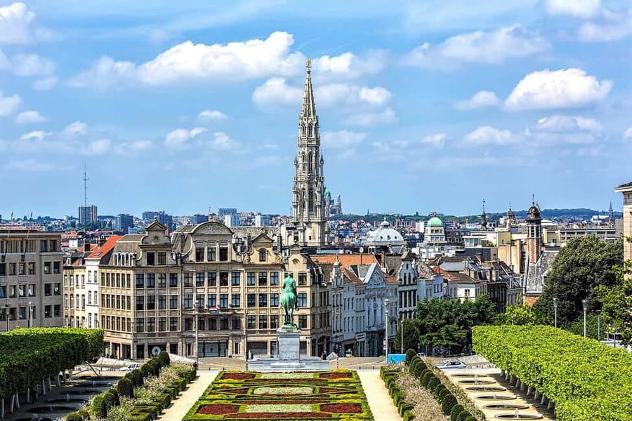 Brussels: Walking Food Tour with Chocolate, Beer, & Waffles - Through the old center, from Bourse to Manneken Pis