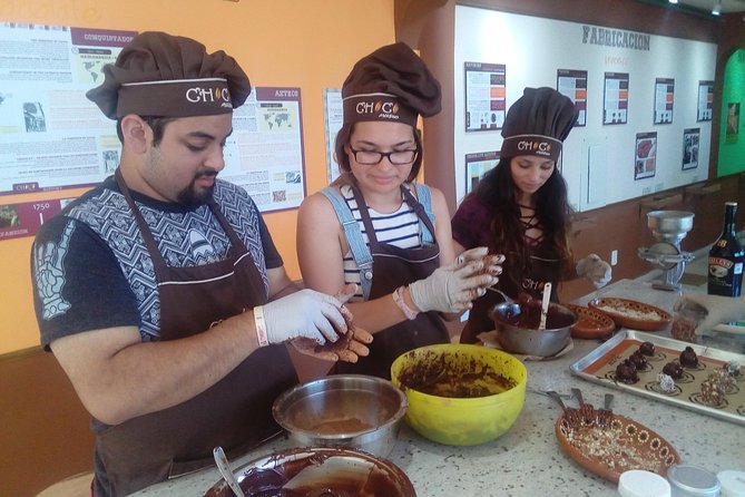 Chocolate and truffles workshop - Molding bonbons while the truffles set