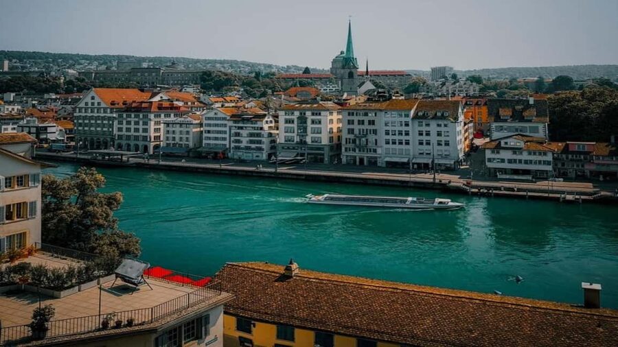Chocolate, Art, and History walking tour of Zurich - The meeting point at Zurich HB