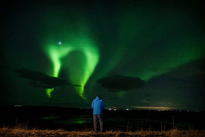 From Reykjavik 4x4 Minibus Northern Lights with Photo and Cocoa - Waiting for green, pink, or purple light