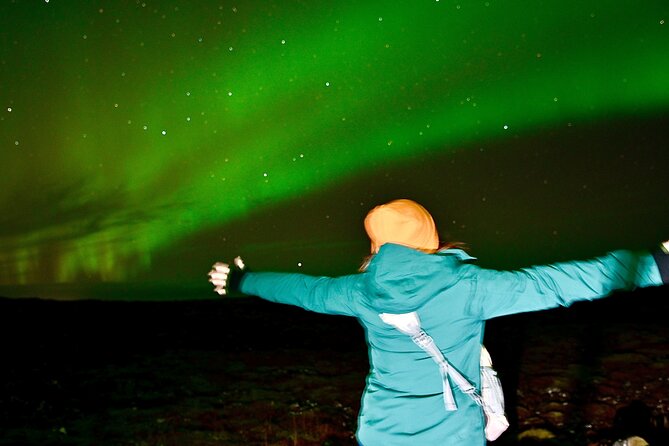 From Reykjavik 4x4 Minibus Northern Lights with Photo and Cocoa - What Kleifarvatn Lake adds to the evening
