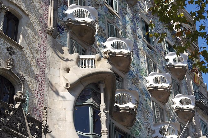 Gaudi's Casa Batlló and La Pedrera with Chocolate Tasting - Passeig de Gràcia and the three Modernista facades