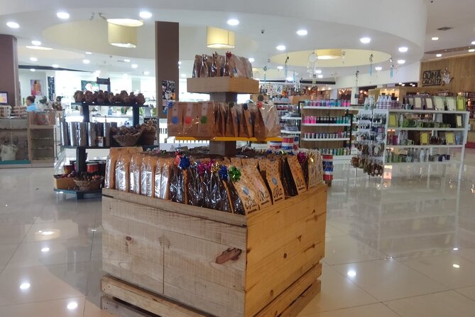Guided Shopping Tour - Rum tasting, chocolate factory, Cigar factory - Rum tasting and the Dominican rum display