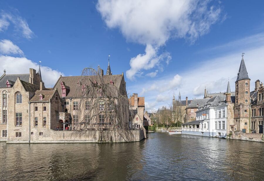 Historical walk in Bruges with local guide. Praline included - Key points to know before you book