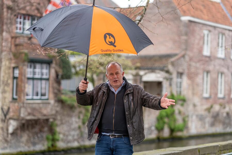 Historical walk in Bruges with local guide. Praline included - Starting at the Belfry on Bruges Markt