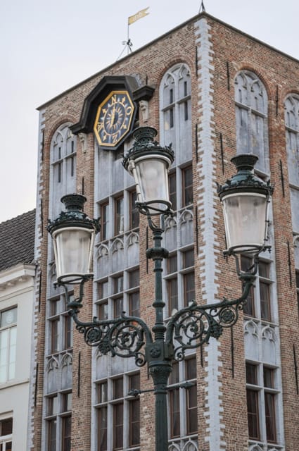 Historical walk in Bruges with local guide. Praline included - A practical two-hour introduction to Bruges
