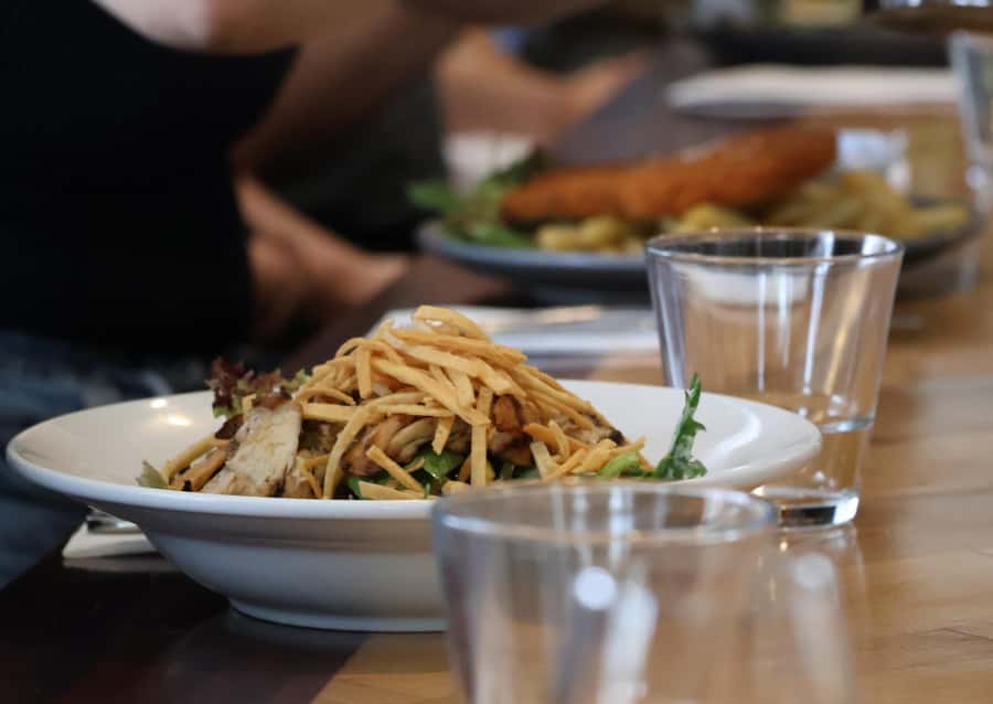 Hunter Valley: Wine, Chocolate and Lunch All Inclusive Tour - Lunch and wine at 4 Pines at the Farm