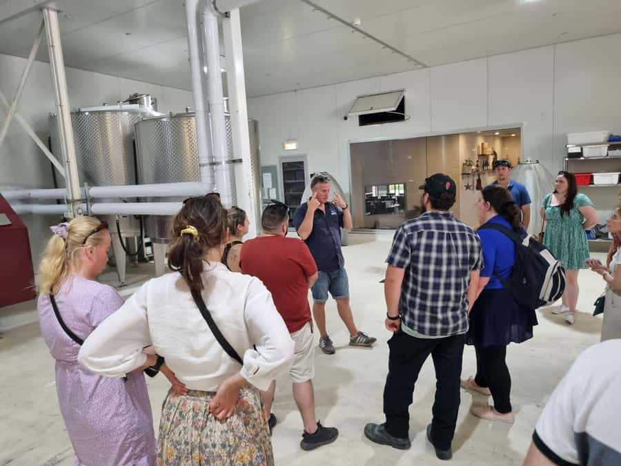 Hunter Valley: Wine, Gin, Cheese and Chocolate Tour - Lunch with a glass of wine, beer or cider