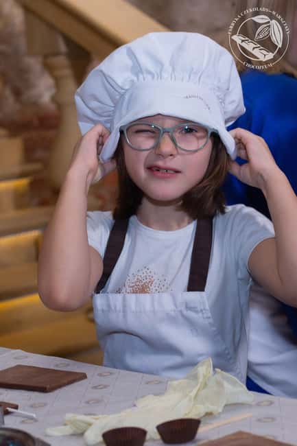 Krakow: Chocolate Workshop - Making pralines with nut filling