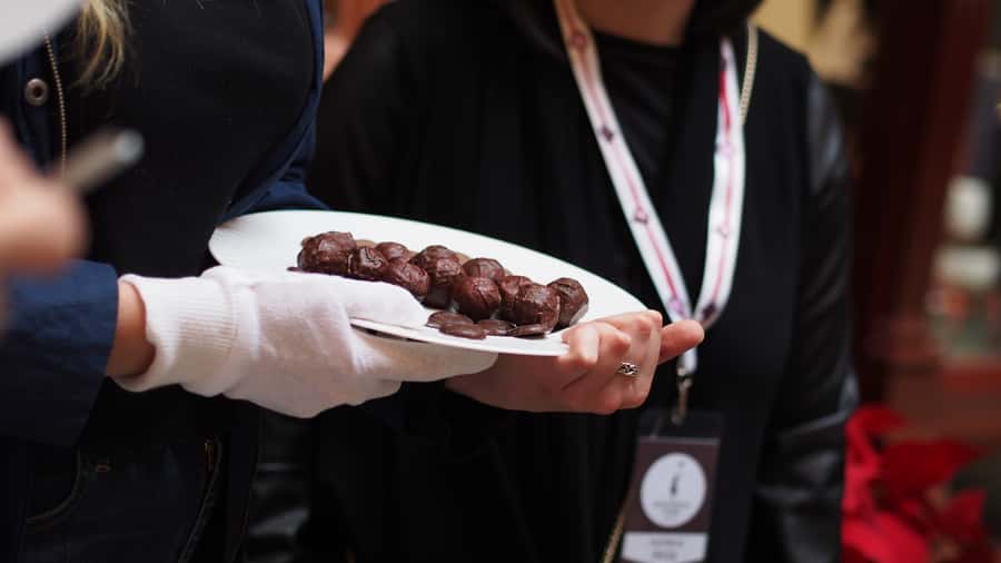 Melbourne: Guided Chocolate Walking Tour of the city - What happens at the chocolate shops