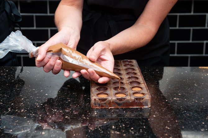 Molded Bonbons Chocolate making class in Paris (collective) - Making bonbons at Edwart Chocolatier