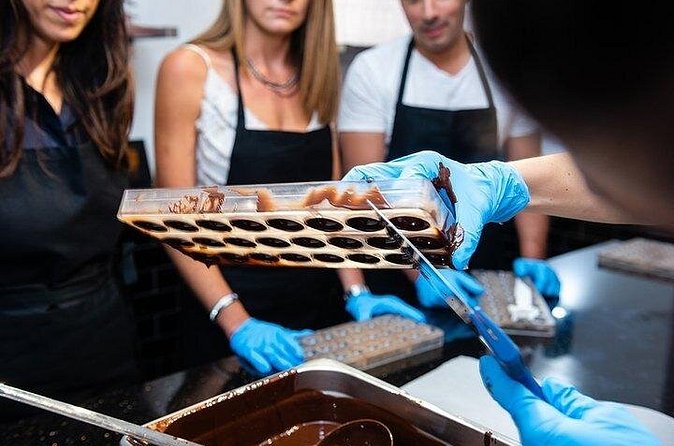 Molded Bonbons Chocolate making class in Paris (collective) - How the instructors shape the experience