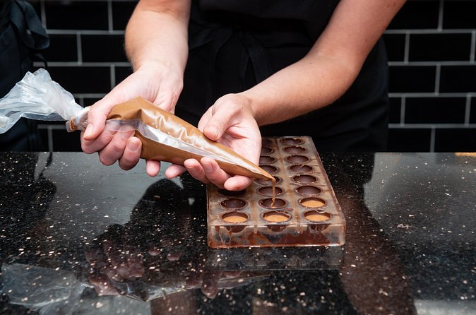 Molded Bonbons Chocolate making class in Paris (collective) - The small group and the crowded workspace