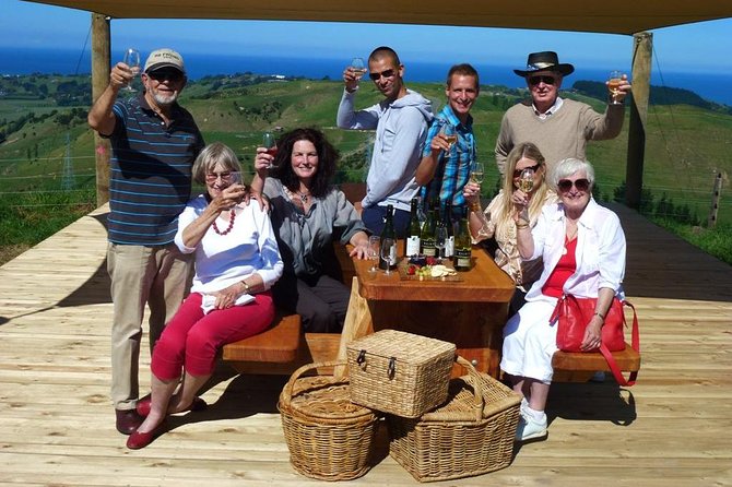 Napier: Afternoon Wine Tasting + visit Silky Oaks Chocolates - Roys Hill explains the grapes before the next glass