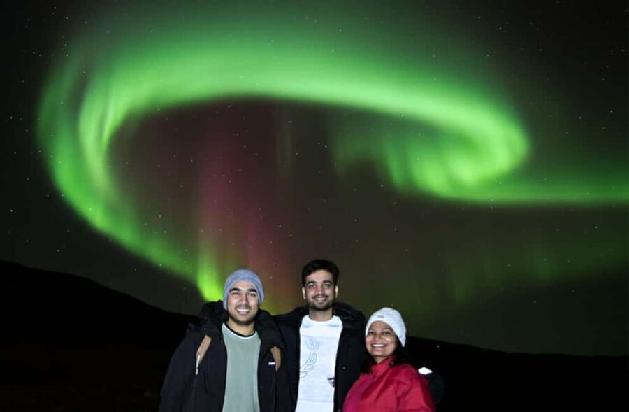Northern Lights: 4x4 Adventure with Treats, Photos & Cocoa - Why the 4x4 minibus matters outside Reykjavik