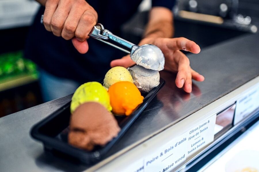 Paris: Montmartre Chocolate & Pastries Tour with 8+ Tastings - A fresh crêpe gives the walk a street-food stop