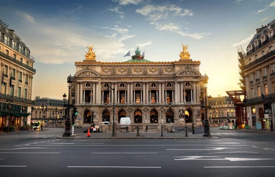 Paris Walk: Opera to Montmartre with Pastry & Chocolate - Moulin Rouge and the first Montmartre landmarks