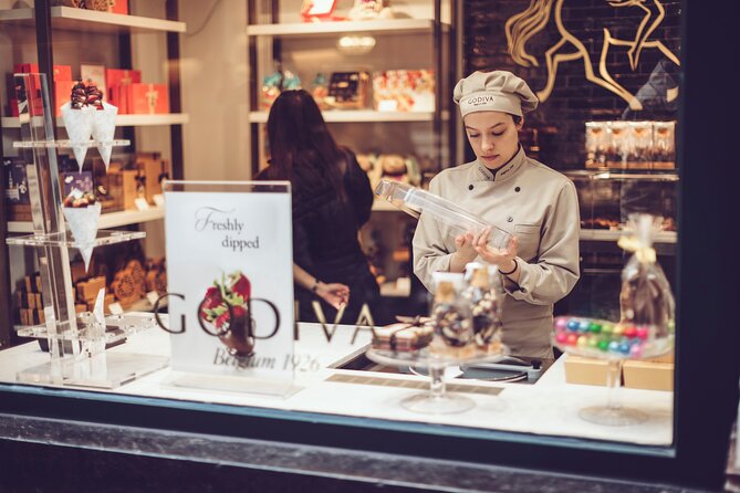 Private Bruges’ Iconic Sites and Chocolate Tasting Tour - De Halve Maan, Stoofstraat, and the chocolate pause
