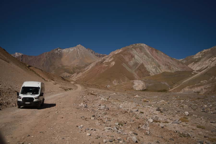 Santiago: Full day Embalse del Yeso, Casa de Chocolate, picnic & Hot Springs - Lunch in a local restaurant