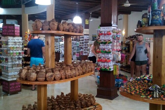 Shopping Tour In Don Lucas Cigar Factory, Rum tasting, Cocoa factory, Souvenirs - Chocolate, cocoa tea, and a surprisingly good tasting stop