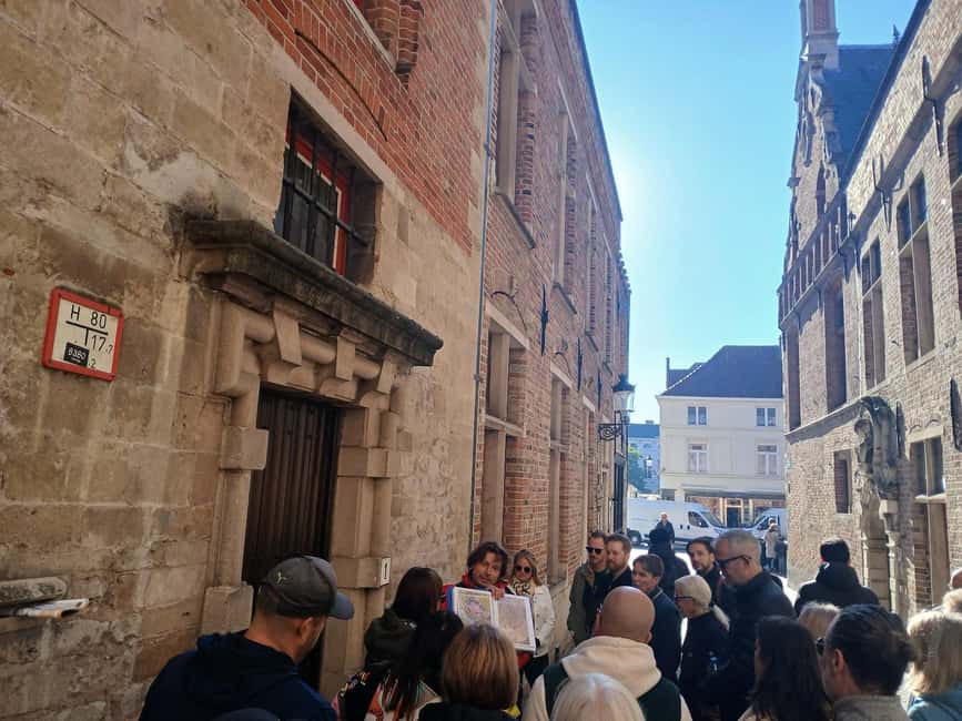 ✨Small-Group Tour of Bruges with a local + Praline/ -3€ boat - Burg Square and two chapels with very different moods