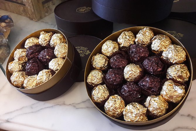 Turin Sweet & Chocolate Walking Food Tour by Do Eat Better - The guide can make or break the experience