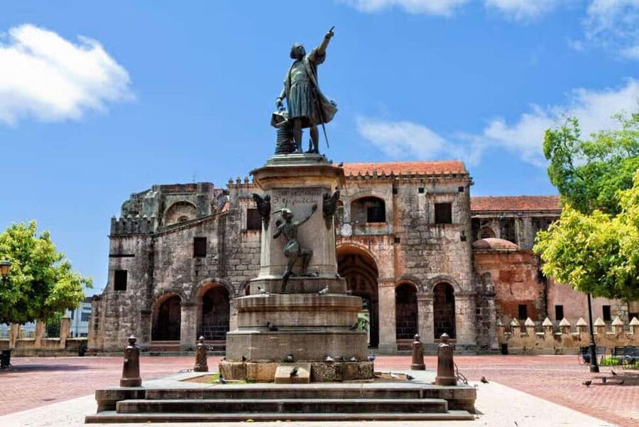 Zona Colonial: Recorrido Histórico con Chocolate y Mamajuana - Starting beneath the Colonial Zone’s old Sundial