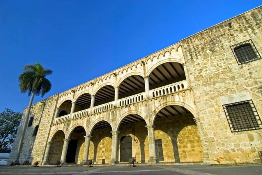 Zona Colonial: Recorrido Histórico con Chocolate y Mamajuana - Plaza España and the Alcázar de Colón