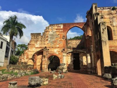 Zona Colonial: Recorrido Histórico con Chocolate y Mamajuana