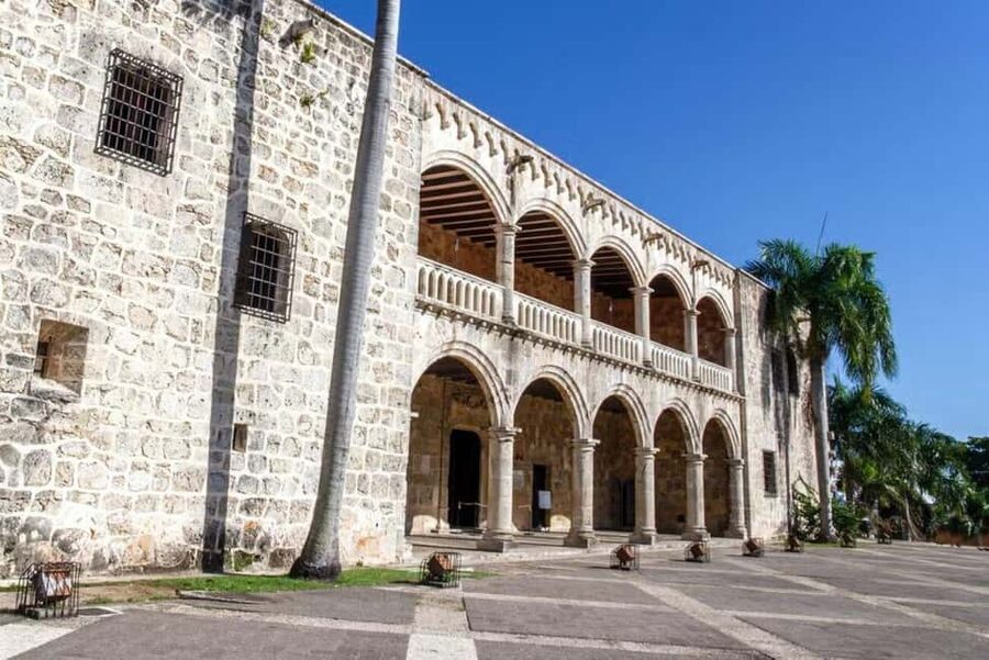 Zona Colonial: Recorrido Histórico con Chocolate y Mamajuana - Calle El Conde, where the old district meets daily life